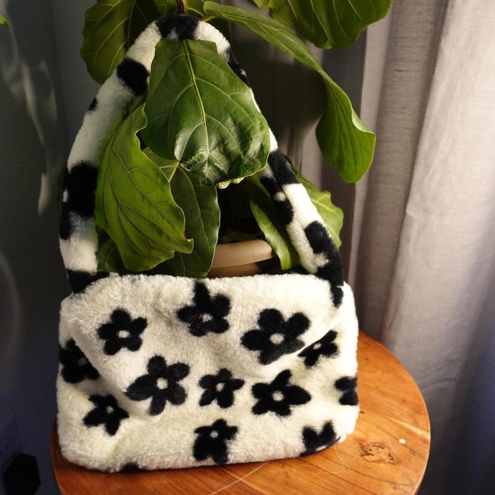 Black & White Fuzzy Flower Print Shoulder Bag Plush Purse Cute Novelty Handbag‎